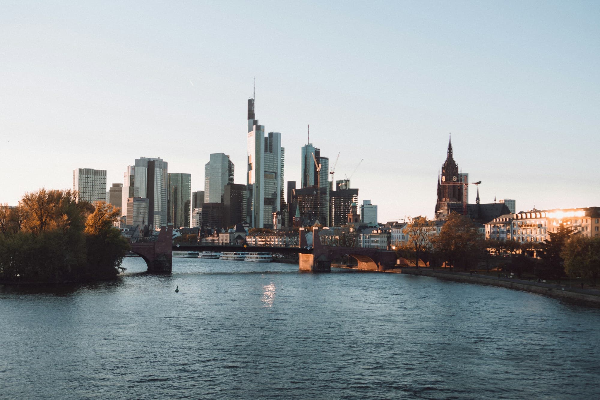 Skyline von Frankfurt am Main mit dem Main im Vordergrund