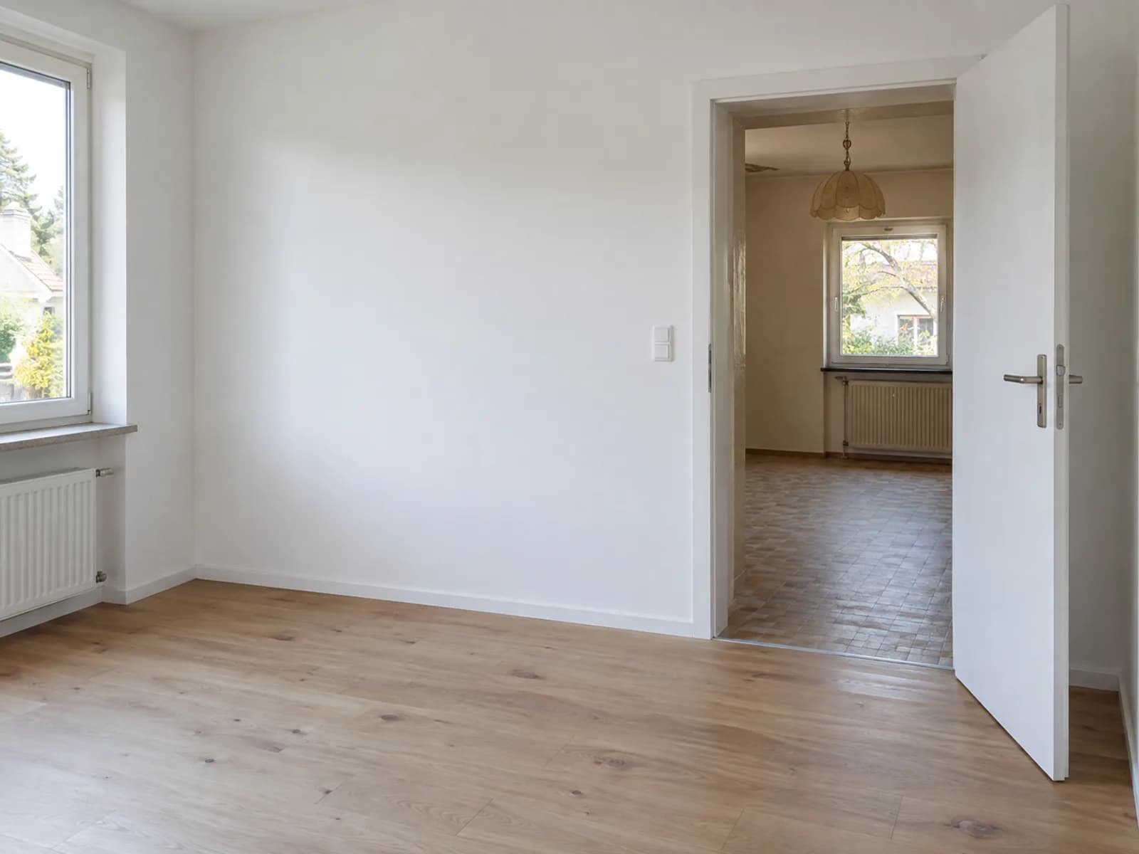 Wohnung mit einem frisch sanierten Raum neben einem unveränderten Raum