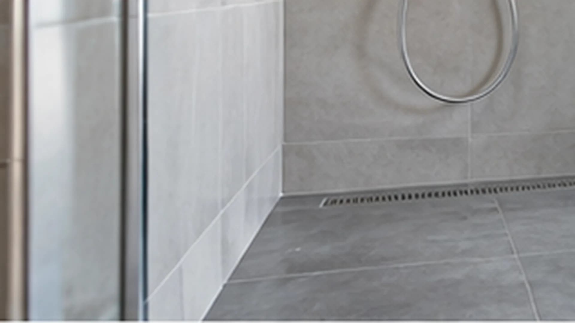 Dachgeschossbad mit Dusche, Badewanne und WC