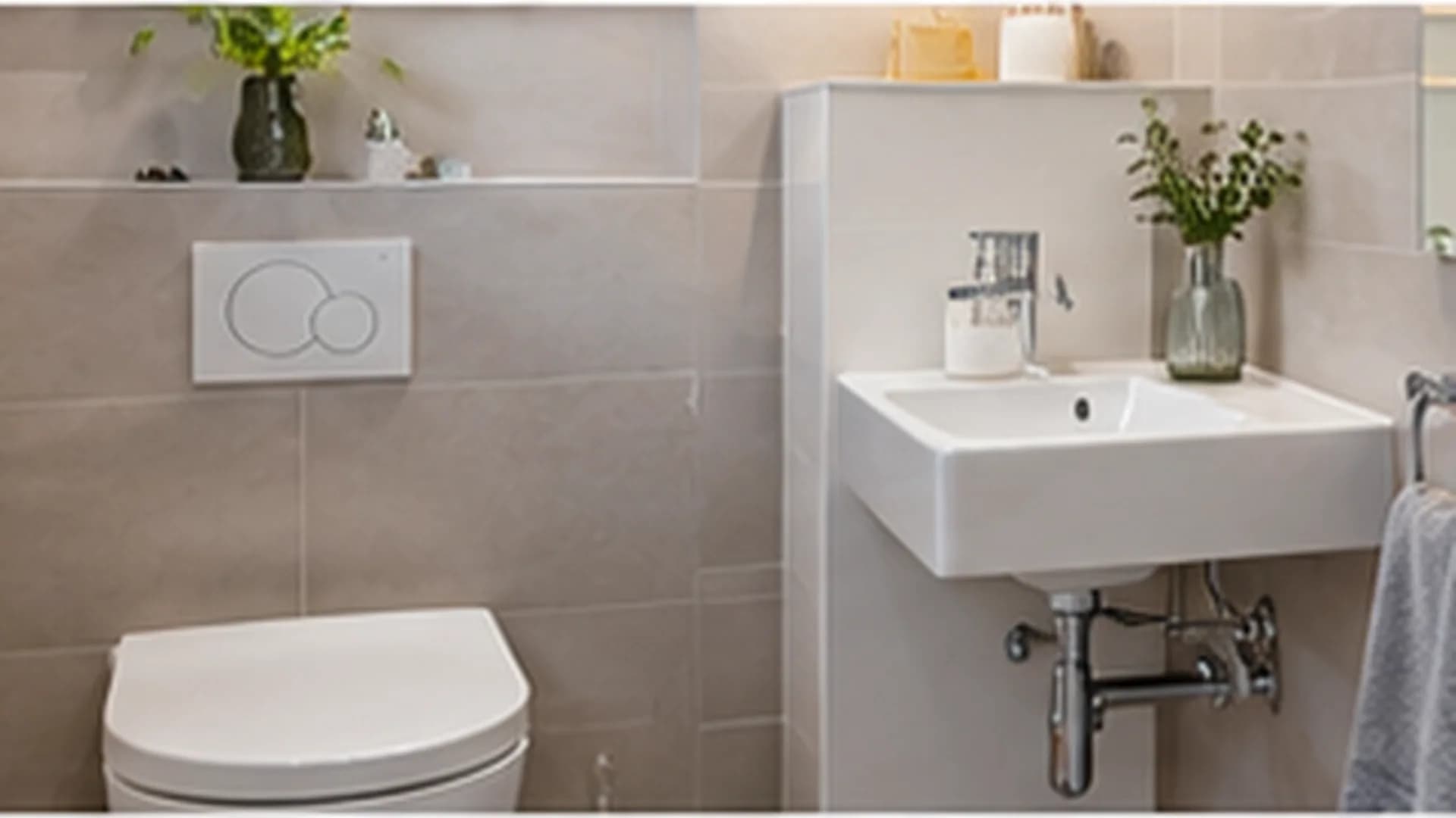 Dachgeschossbad mit Dusche, Badewanne und WC