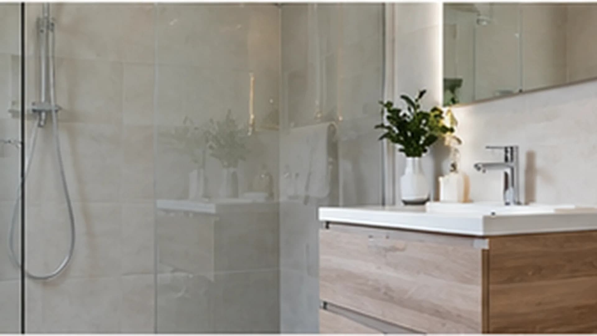 Dachgeschossbad mit Dusche, Badewanne und WC