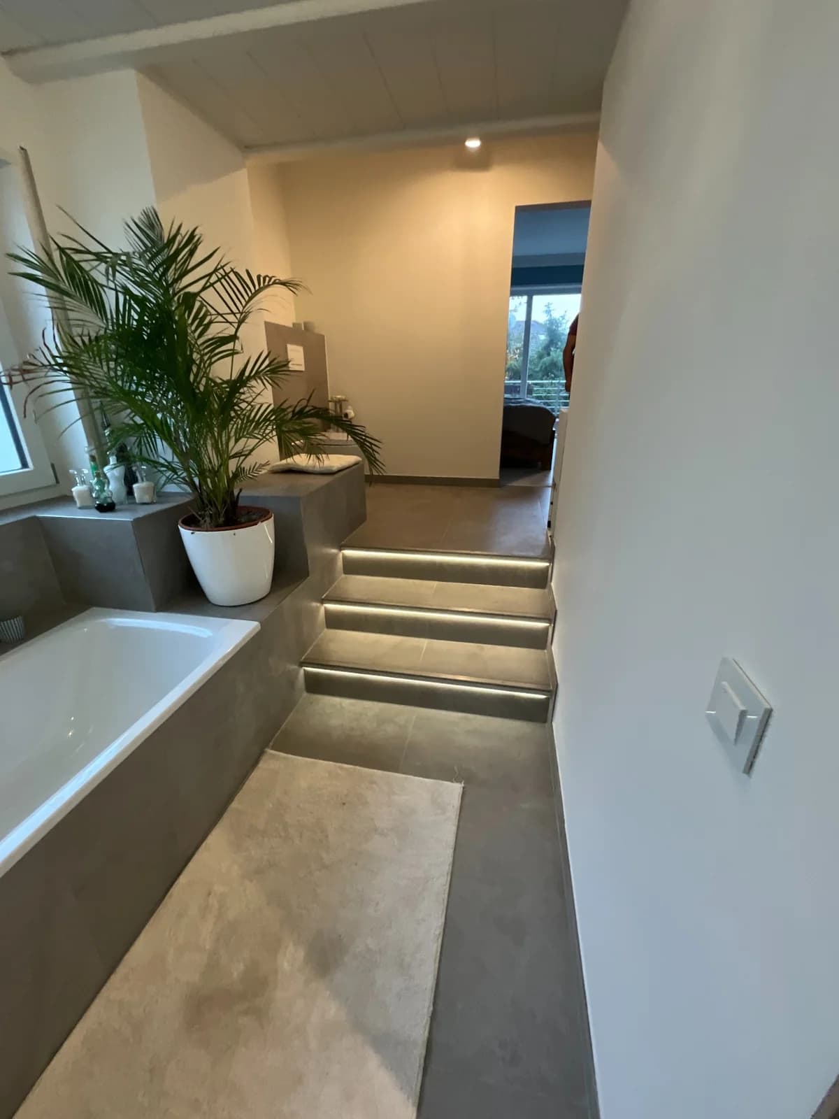 Stufe und Badewanne — RADEX Projekt Premium-Bad
