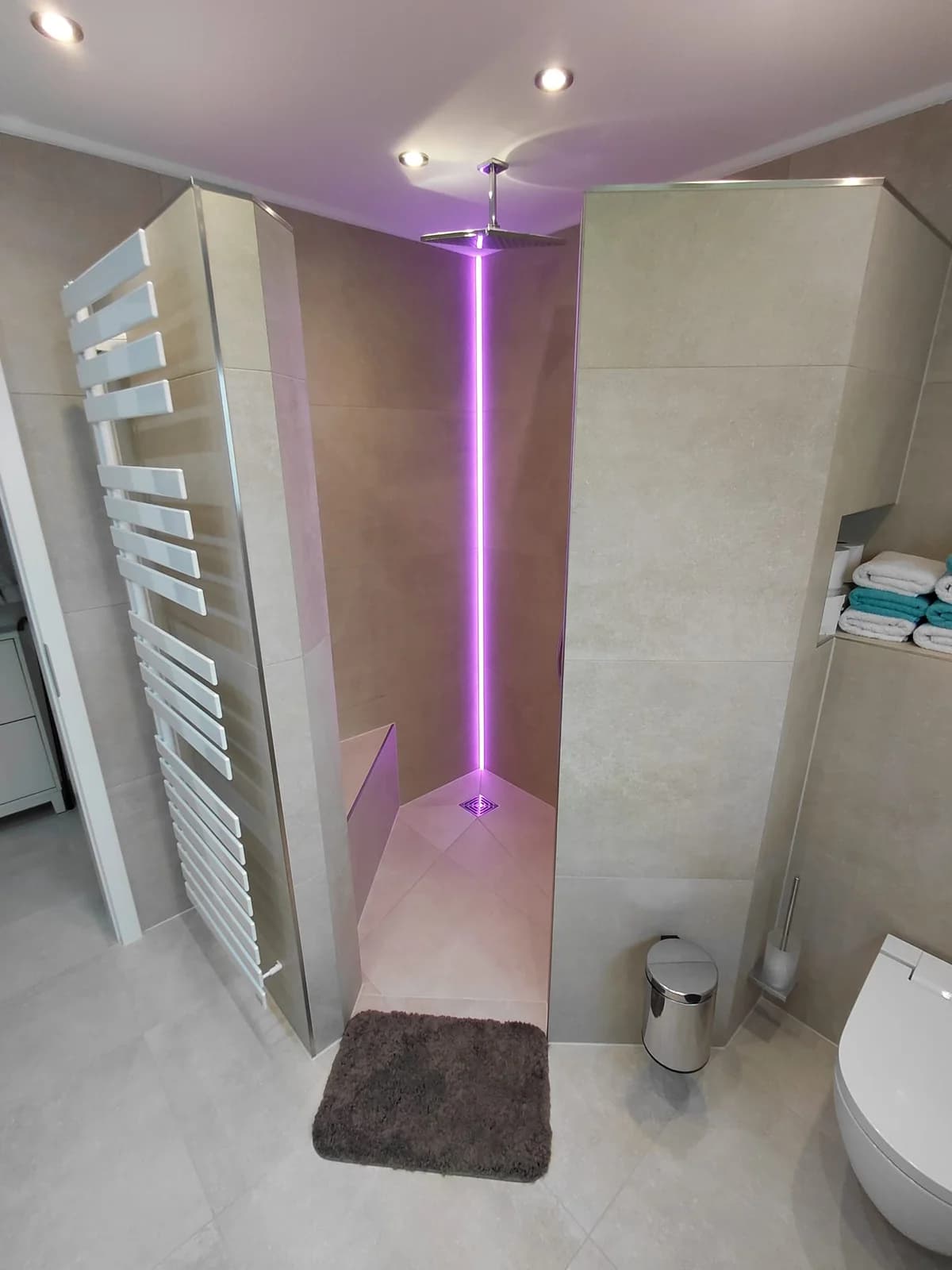 Bad Gesamtansicht Dusche Lichtakzent — RADEX Projekt Bad in Beige mit Lichtakzent