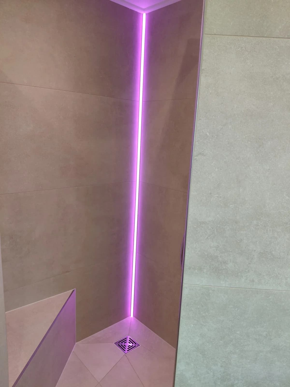 Dusche Lichtakzent farbigem Lichtakzent — RADEX Projekt Bad in Beige mit Lichtakzent