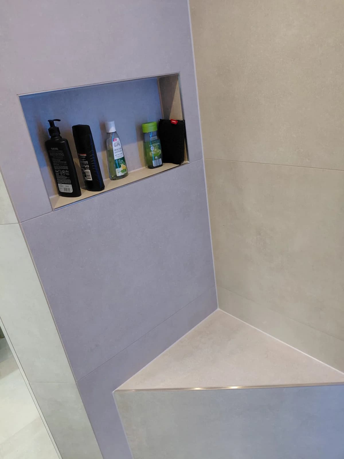 Duschbank Nische — RADEX Projekt Bad in Beige mit Lichtakzent