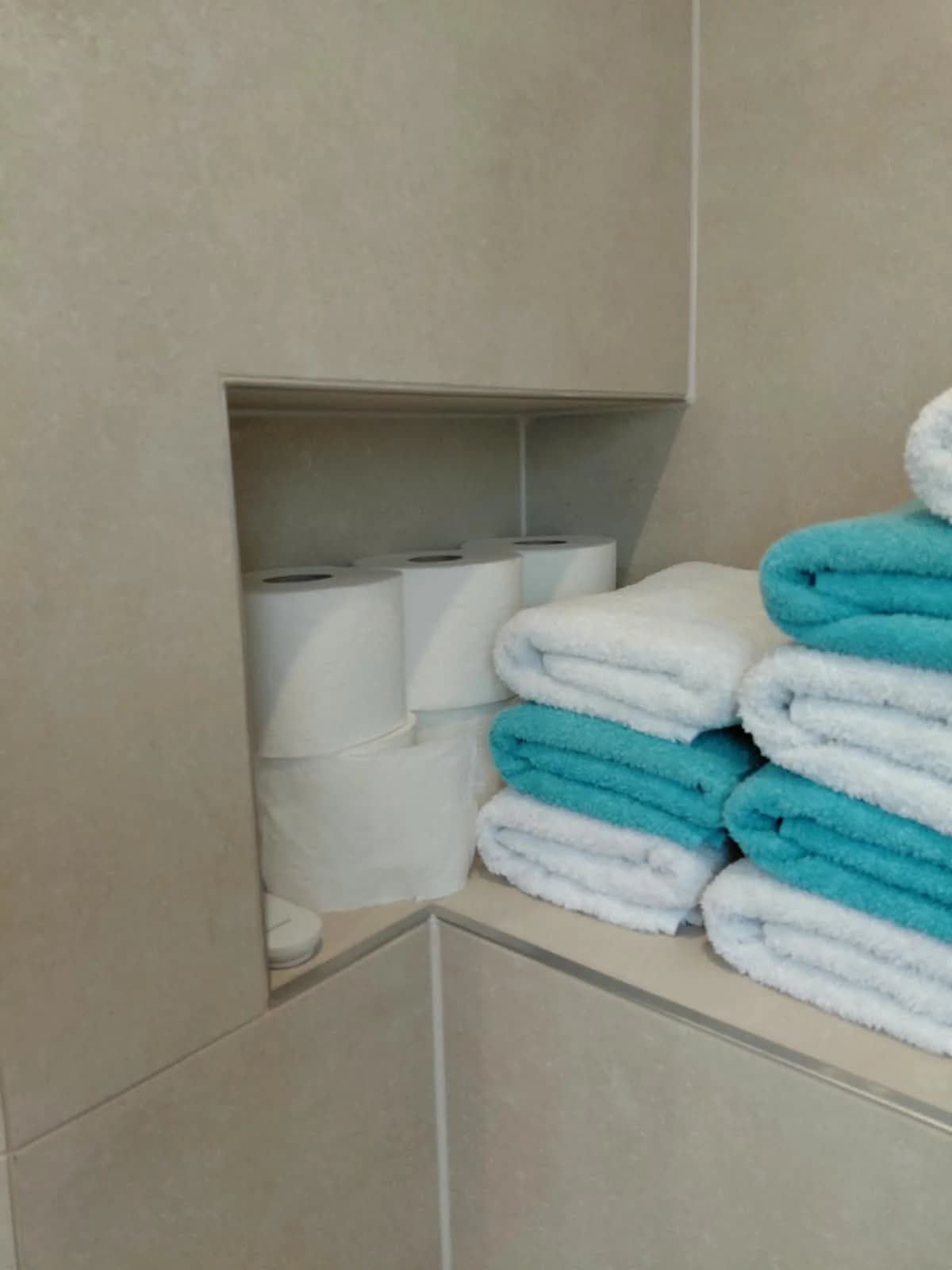 Stauraum WC Nische — RADEX Projekt Bad in Beige mit Lichtakzent