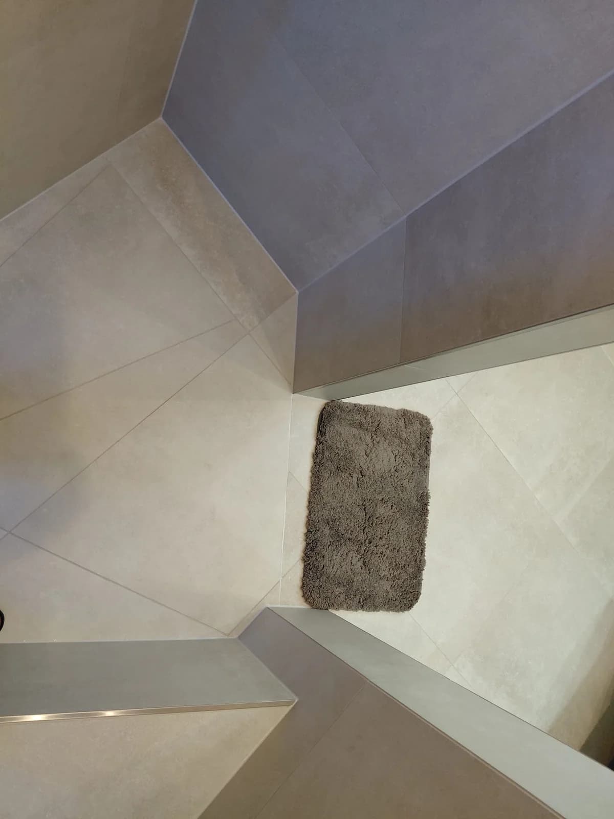 Fliesen Boden Detail — RADEX Projekt Bad in Beige mit Lichtakzent