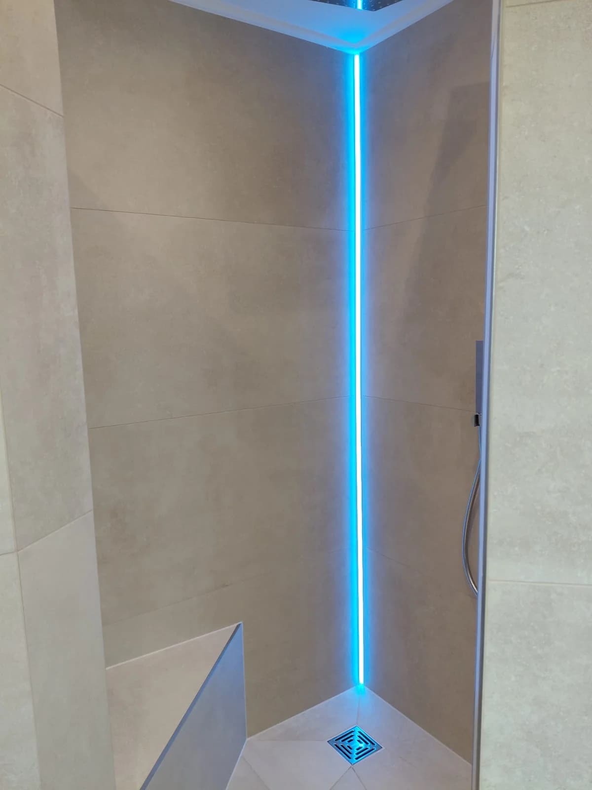 Dusche Lichtakzent blauem Lichtakzent — RADEX Projekt Bad in Beige mit Lichtakzent