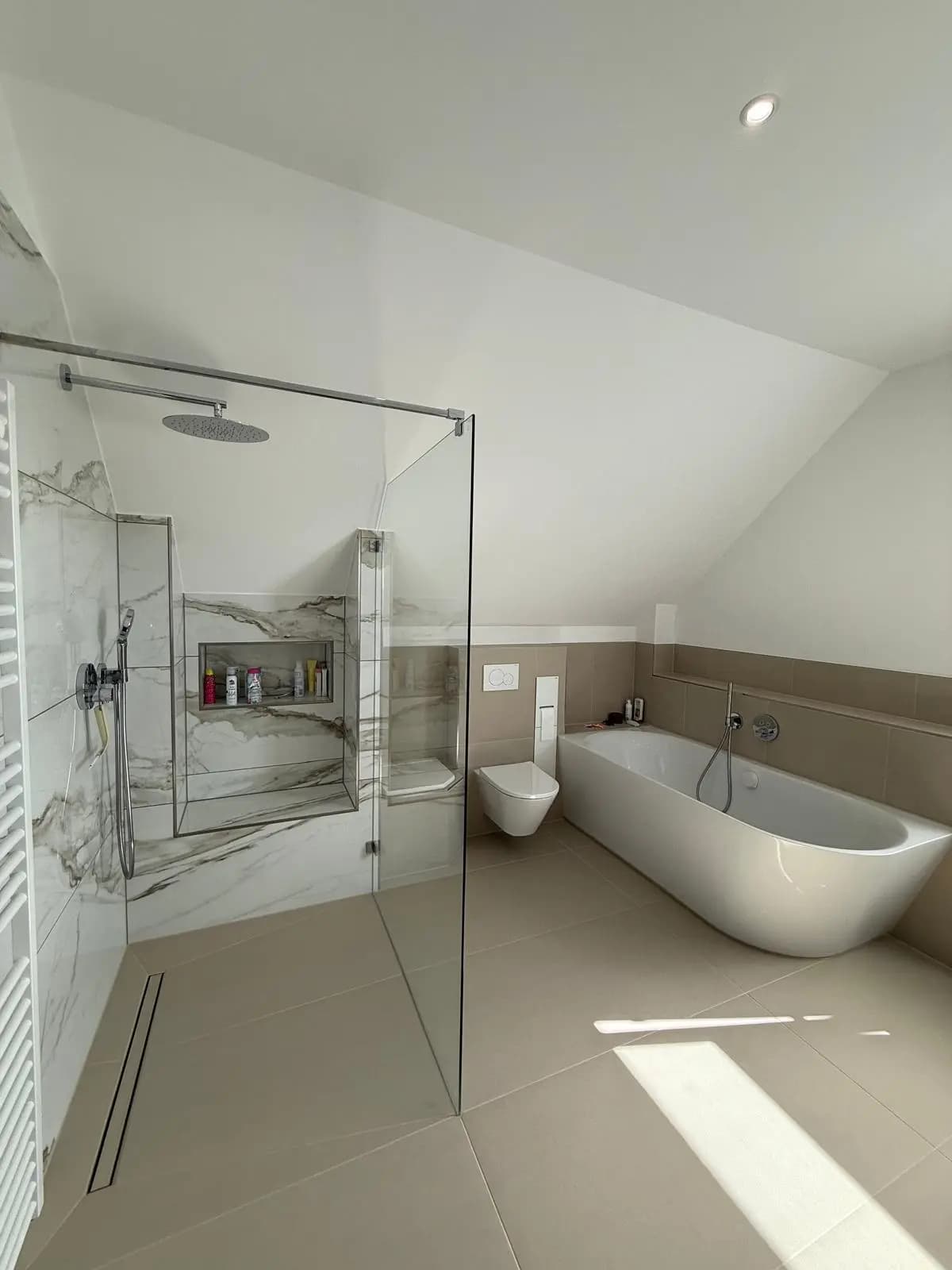 Bodengleiche Dusche und freistehende Badewanne — RADEX Projekt Modernes Dachgeschossbad