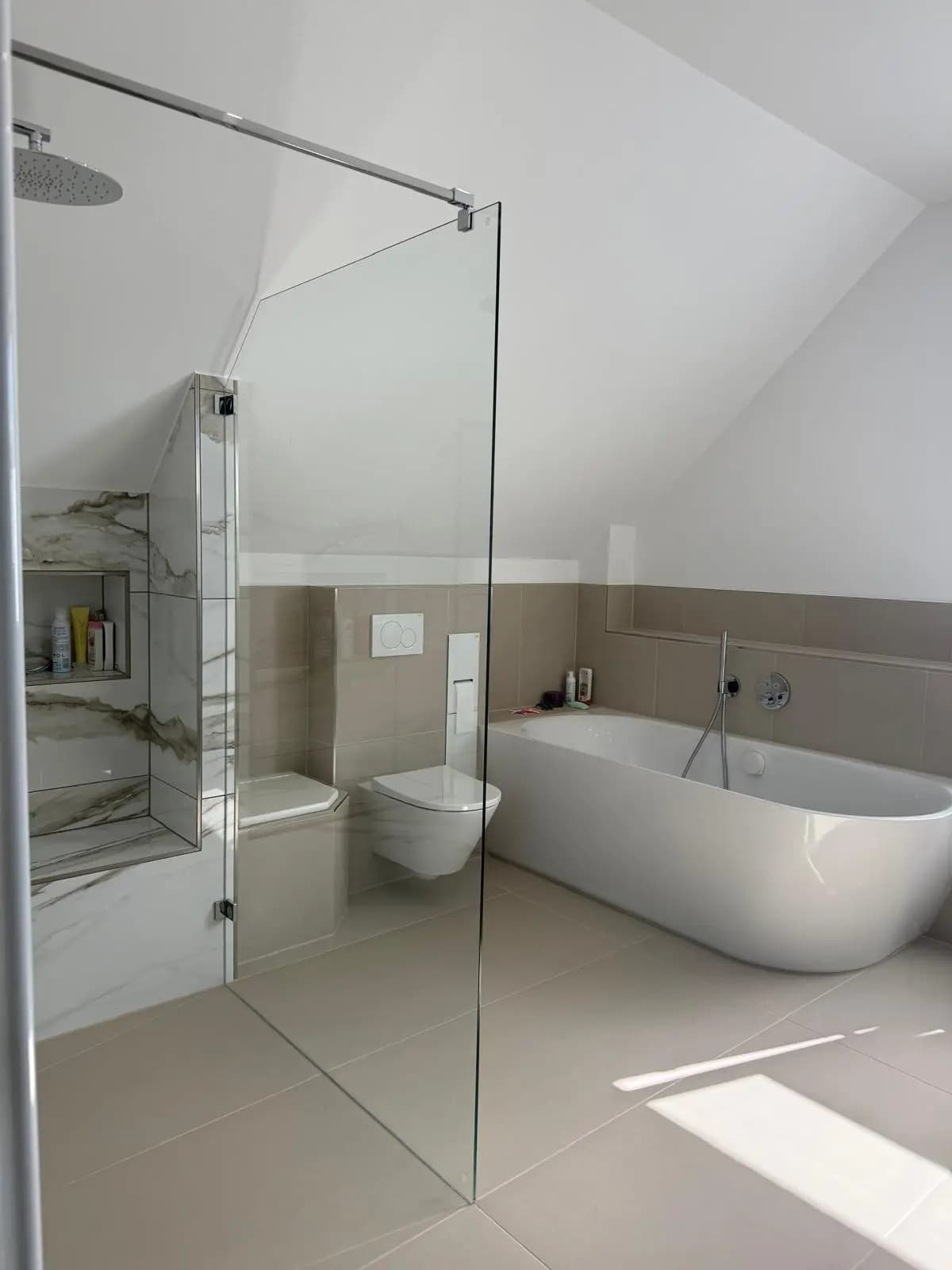 Badewanne und WC unter der Dachschräge — RADEX Projekt Modernes Dachgeschossbad