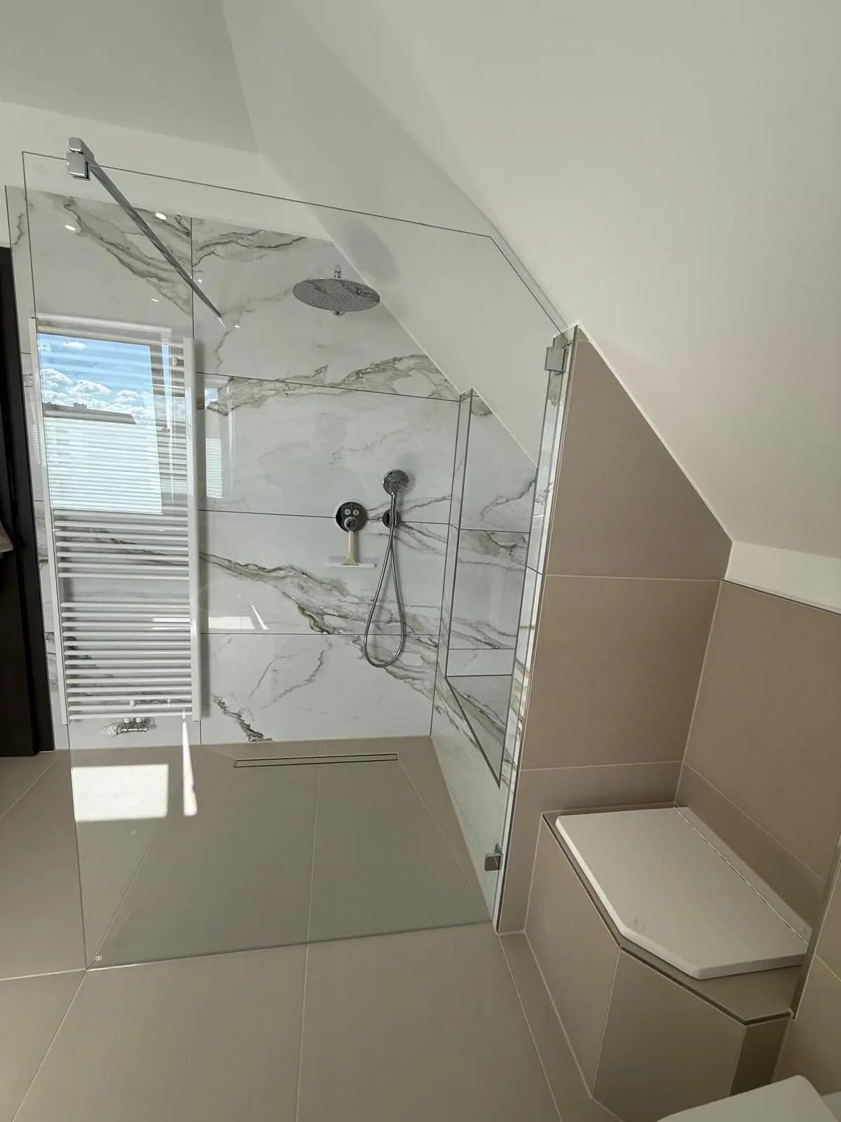 Dusche mit passgenauer Glasabtrennung unter der Dachschräge — RADEX Projekt Modernes Dachgeschossbad