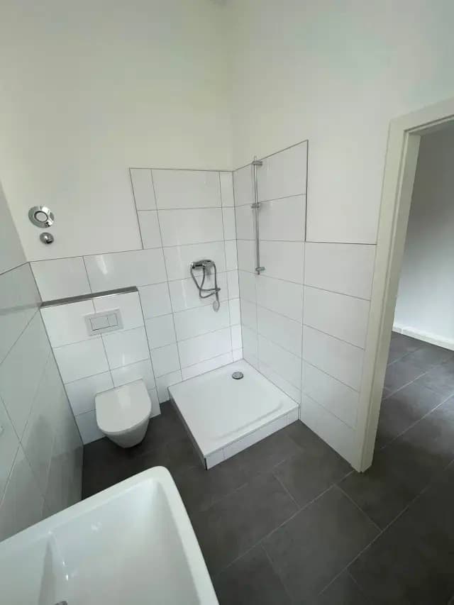 Montage von WC und Duschbereich — RADEX Projekt Komplette Badsanierung, modernes Duschbad