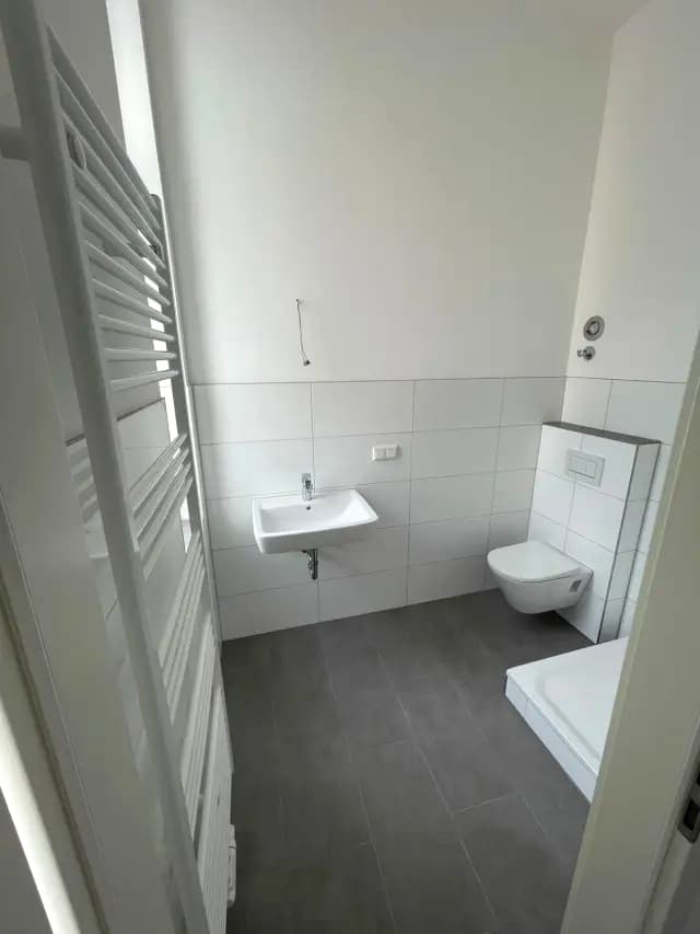 Abschlussansicht Waschtisch und WC — RADEX Projekt Komplette Badsanierung, modernes Duschbad