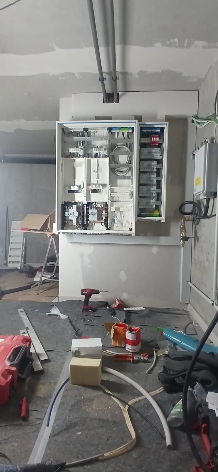 Neu montierter Verteilerschrank in einem Raum während der Sanierung