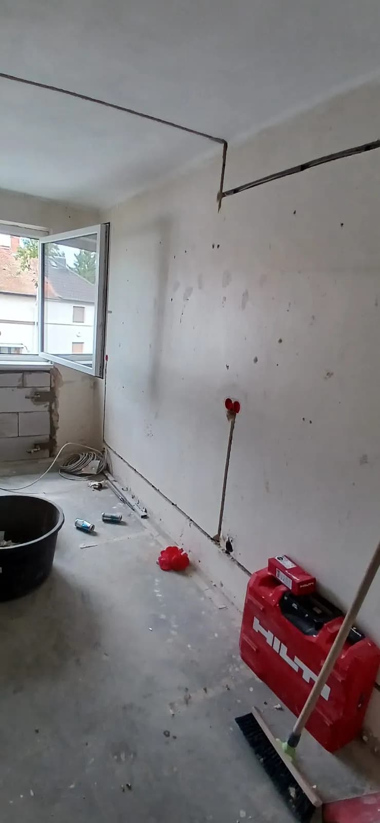 Raum im Ausbau mit neuen Leitungen an Wand und Decke