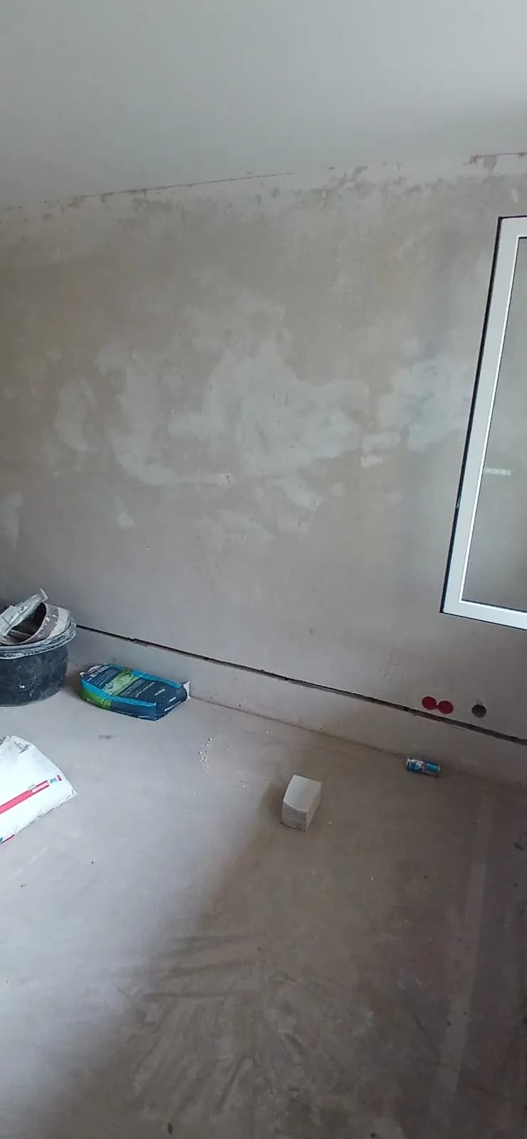 Raum während der Sanierung mit vorbereiteter Elektroinstallation