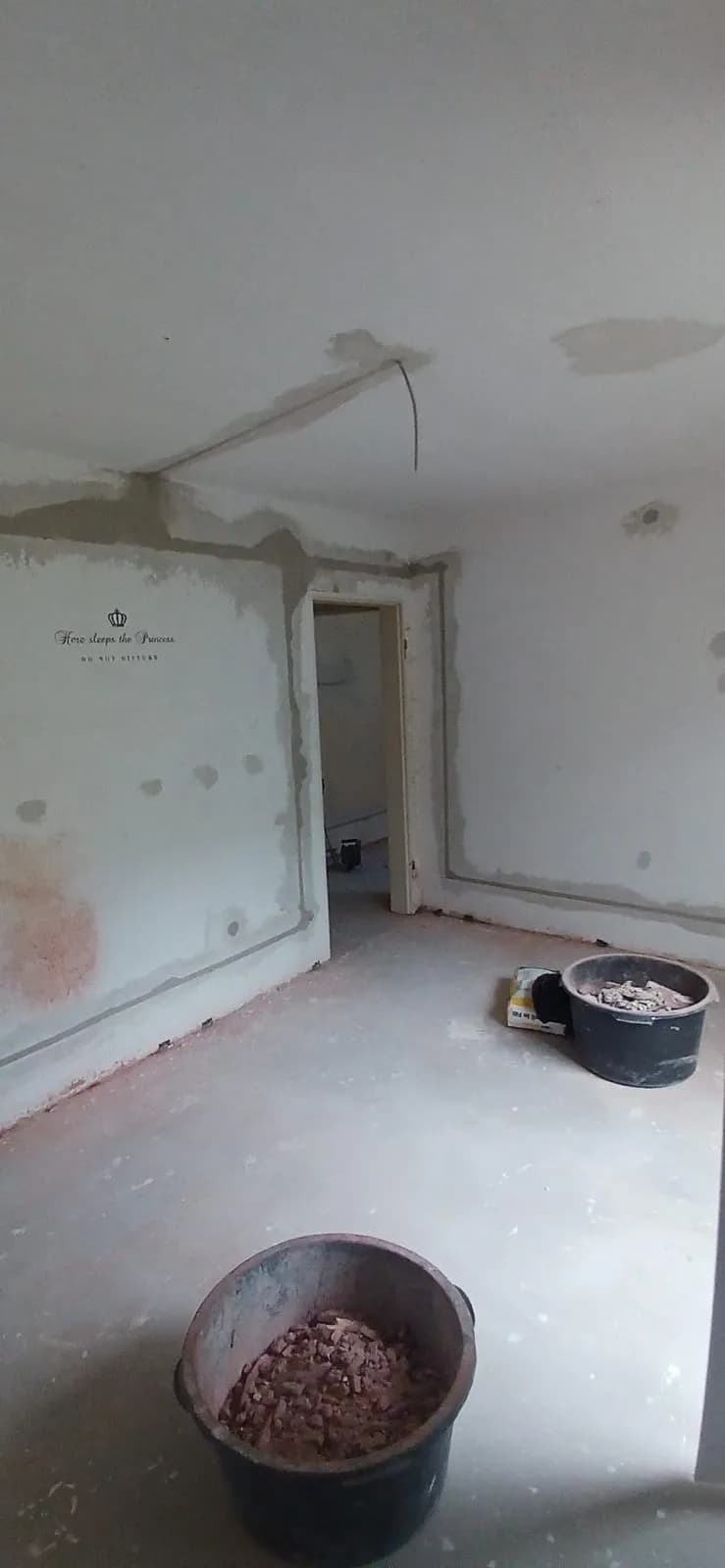 Raum mit vorbereiteten Wand- und Bodenflächen