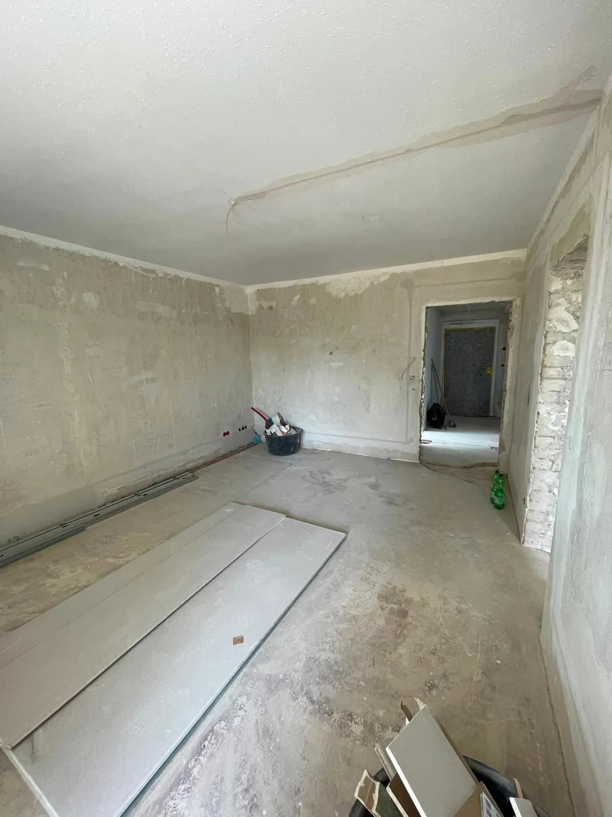 Raum in der Ausbauphase mit Platten für den Wandaufbau