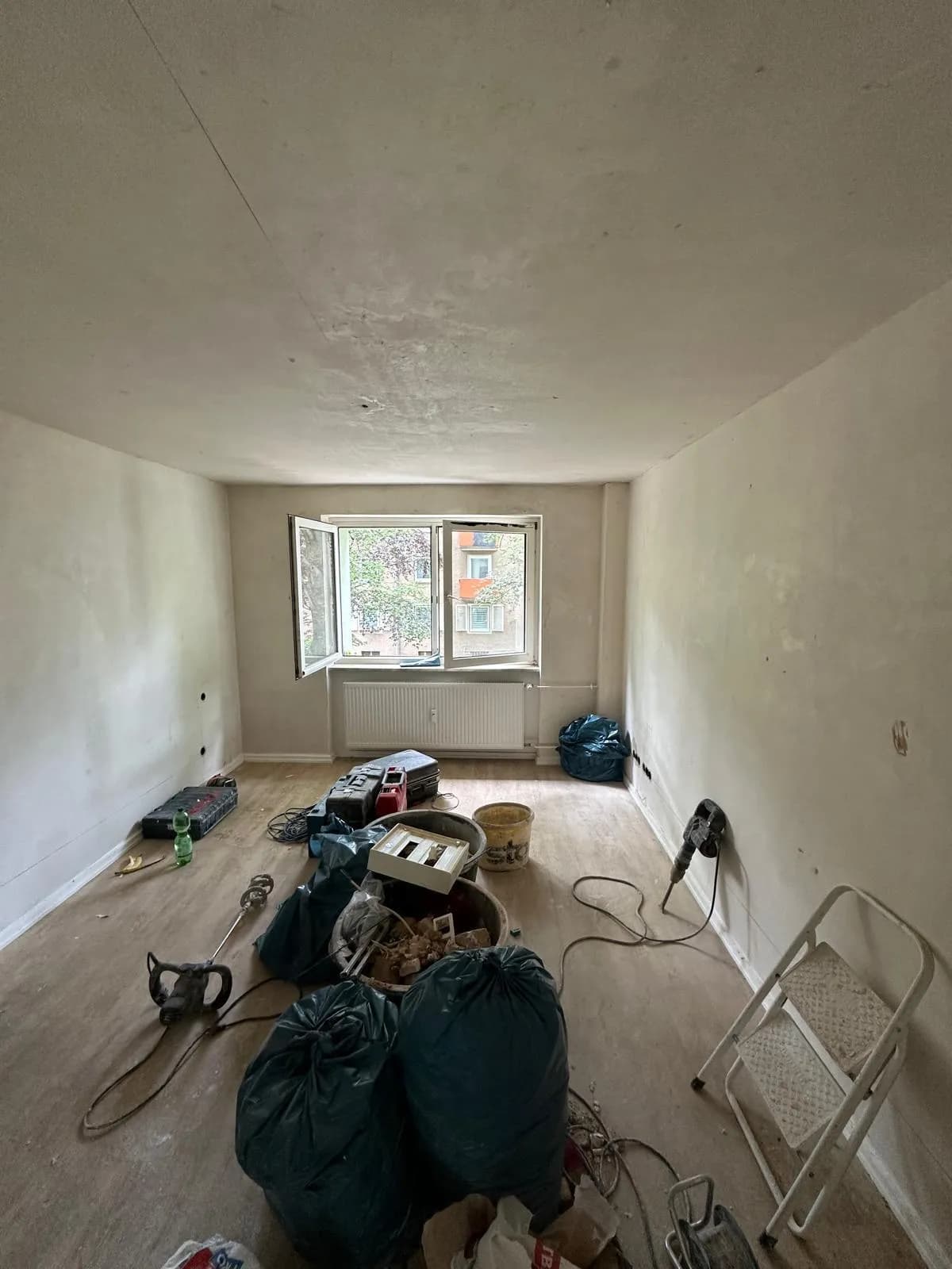 Raum mit vorbereiteten Wand- und Deckenflächen und Werkzeug