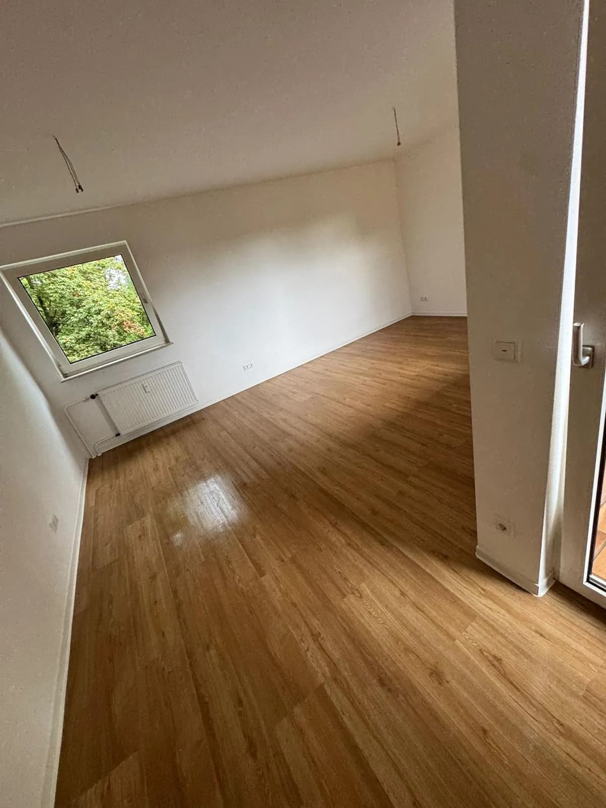 Raum mit neuem Bodenbelag und überarbeiteten Wänden