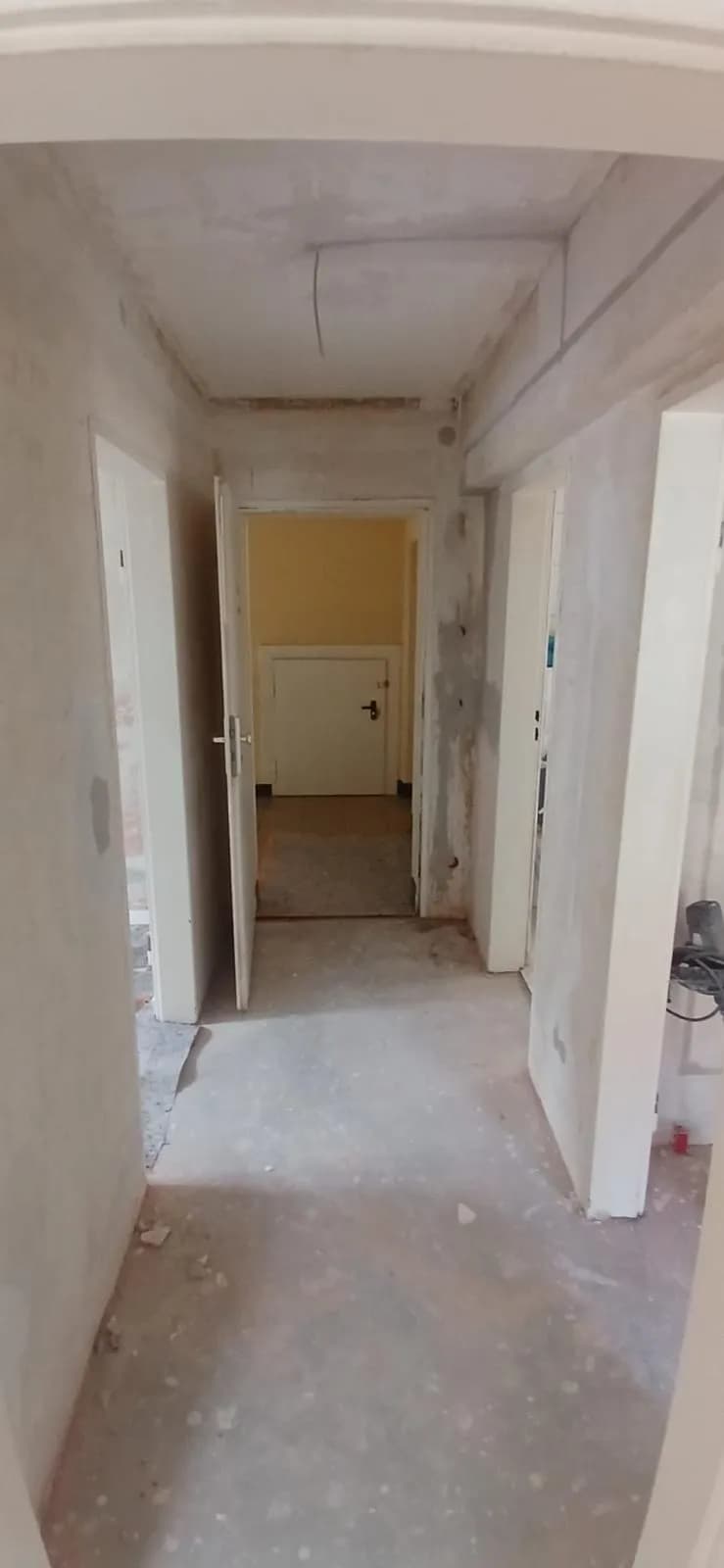 Flur im Rohzustand nach dem Rückbau