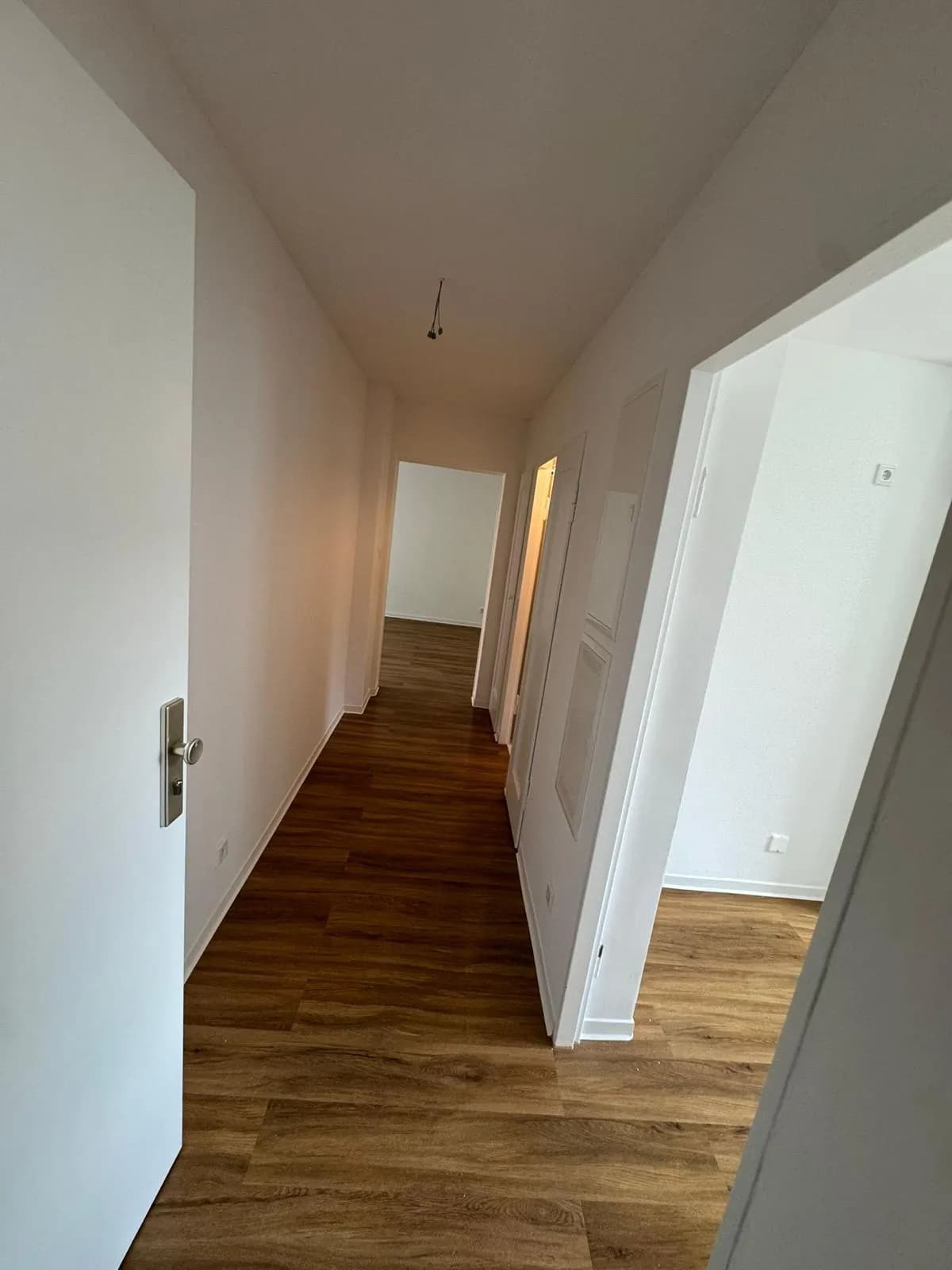 Flur mit fertiggestellten hellen Wand- und Deckenflächen