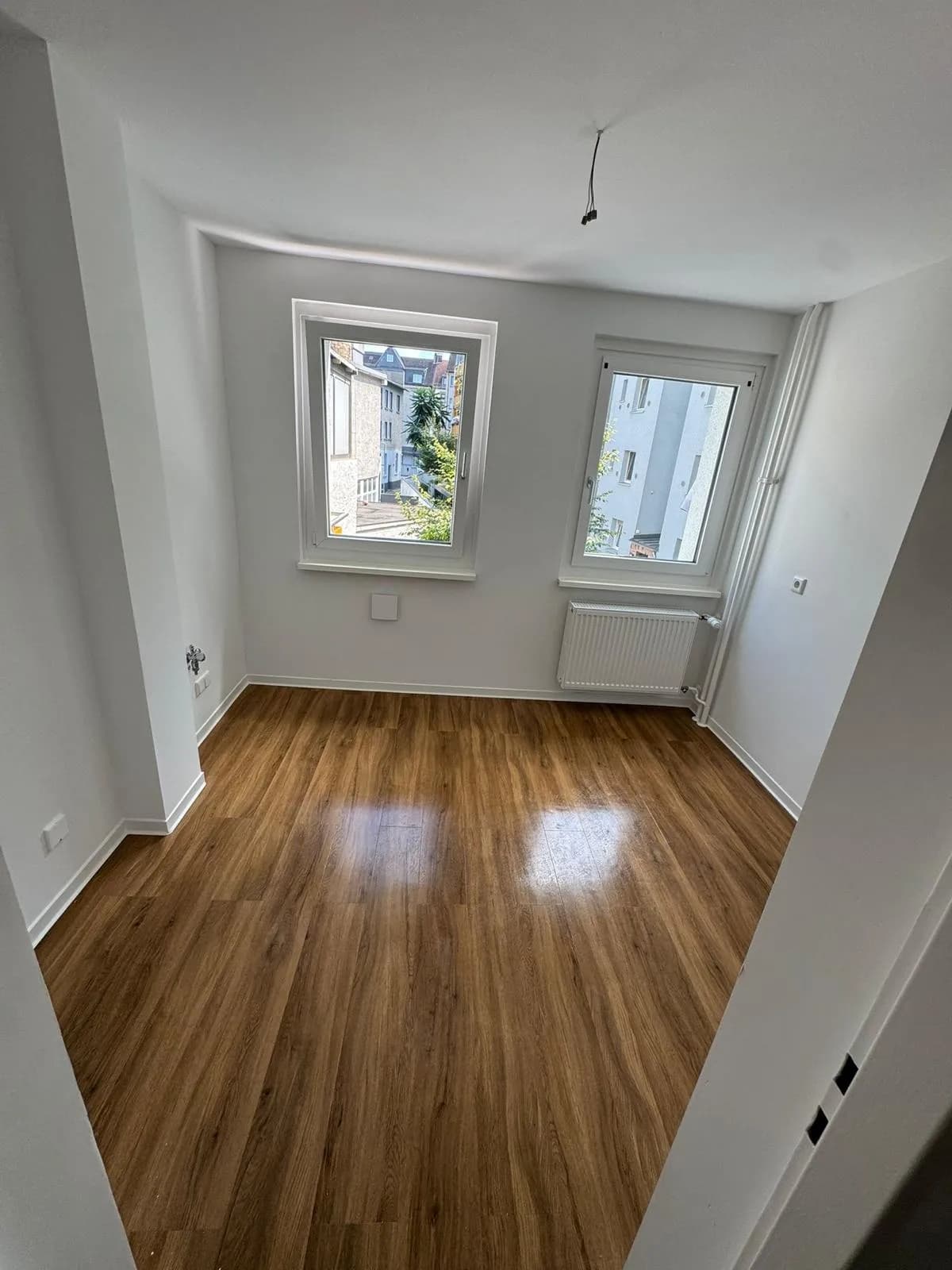 Fertig sanierter heller Wohnraum mit neuem Boden