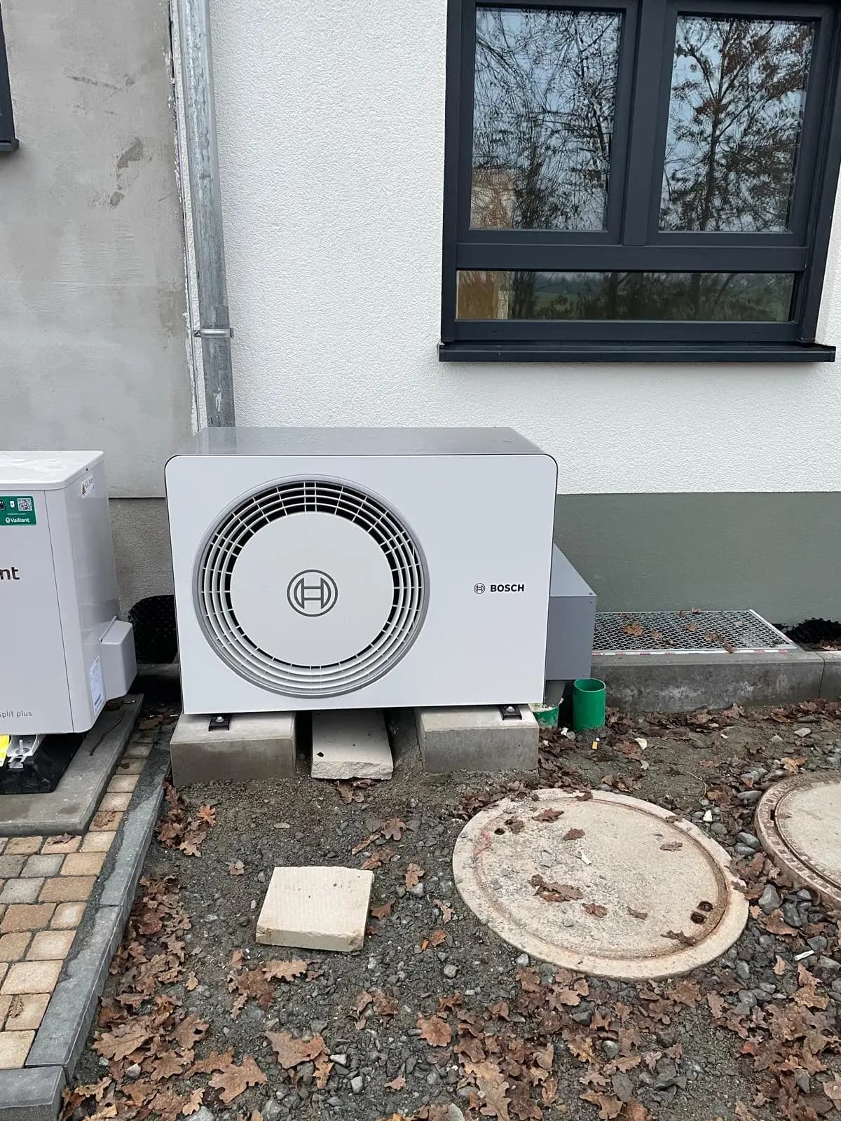 Bosch Außeneinheit einer Wärmepumpe neben dem Gebäude