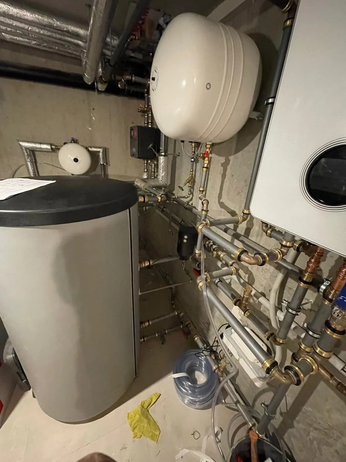 Bosch Inneneinheit mit Speicher, Ausdehnungsgefäß und hydraulischer Verrohrung