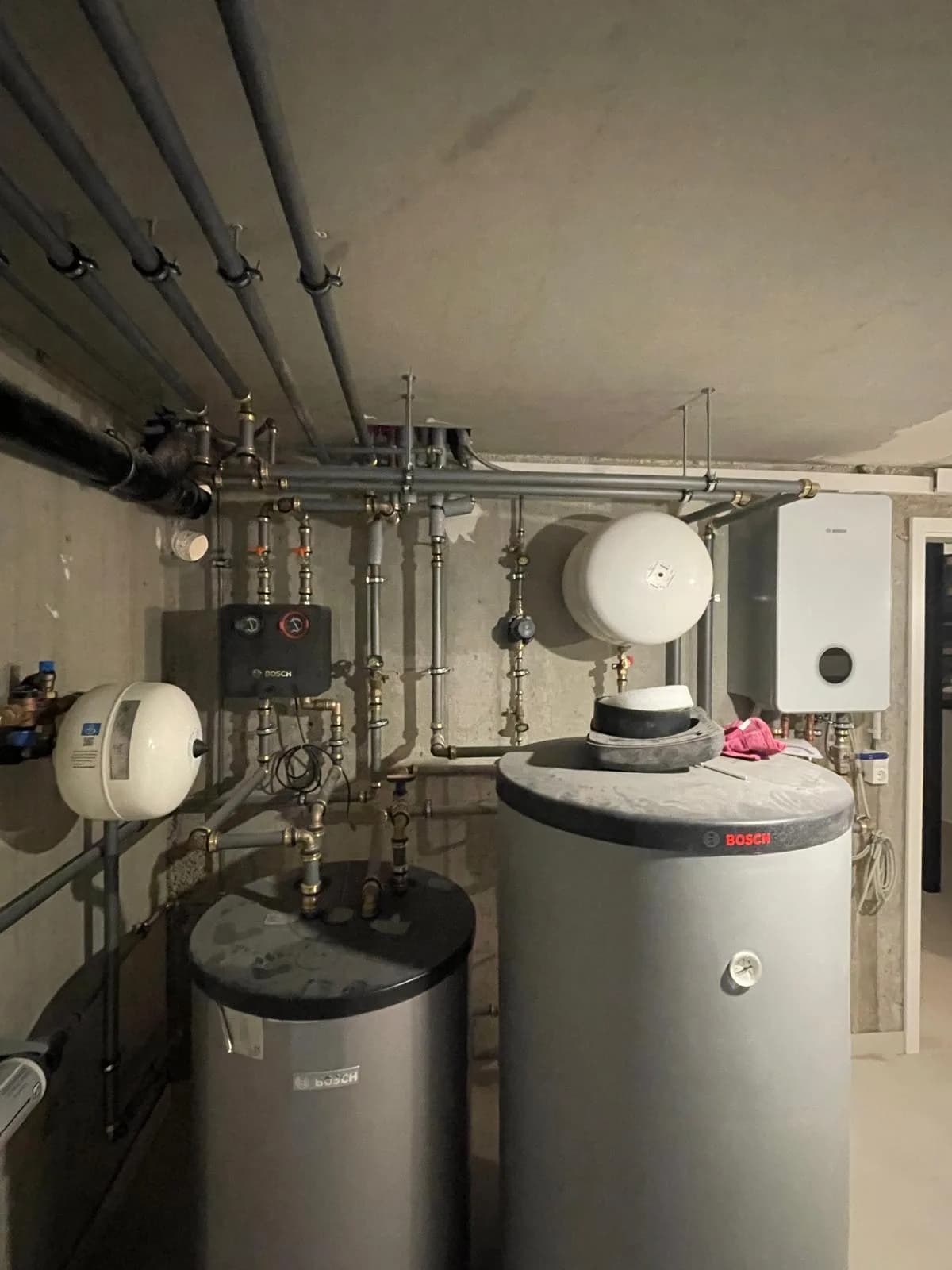 Kompletter Anlagenaufbau mit zwei Speichern, Ausdehnungsgefäßen und Rohrleitungsnetz