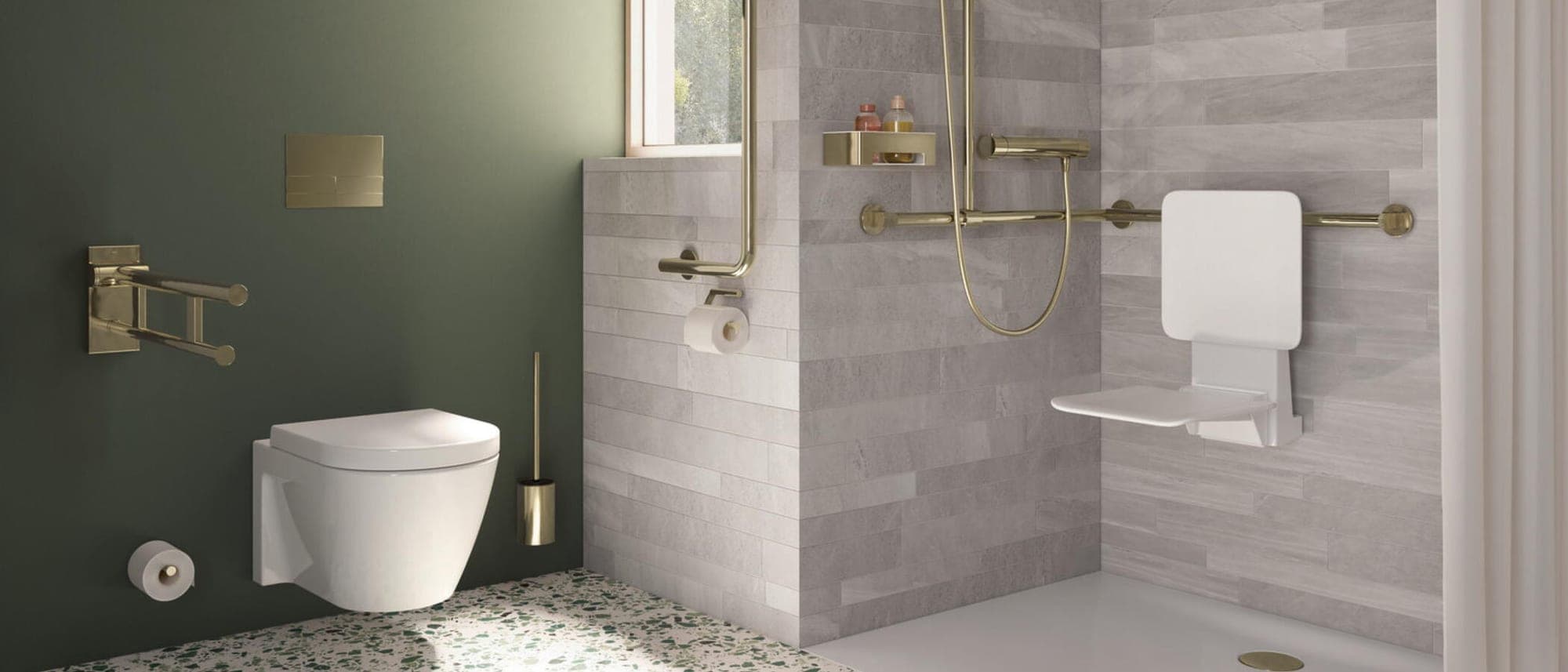 Bodengleiche Dusche mit Duschsitz und Haltegriffen neben einem Wand-WC
