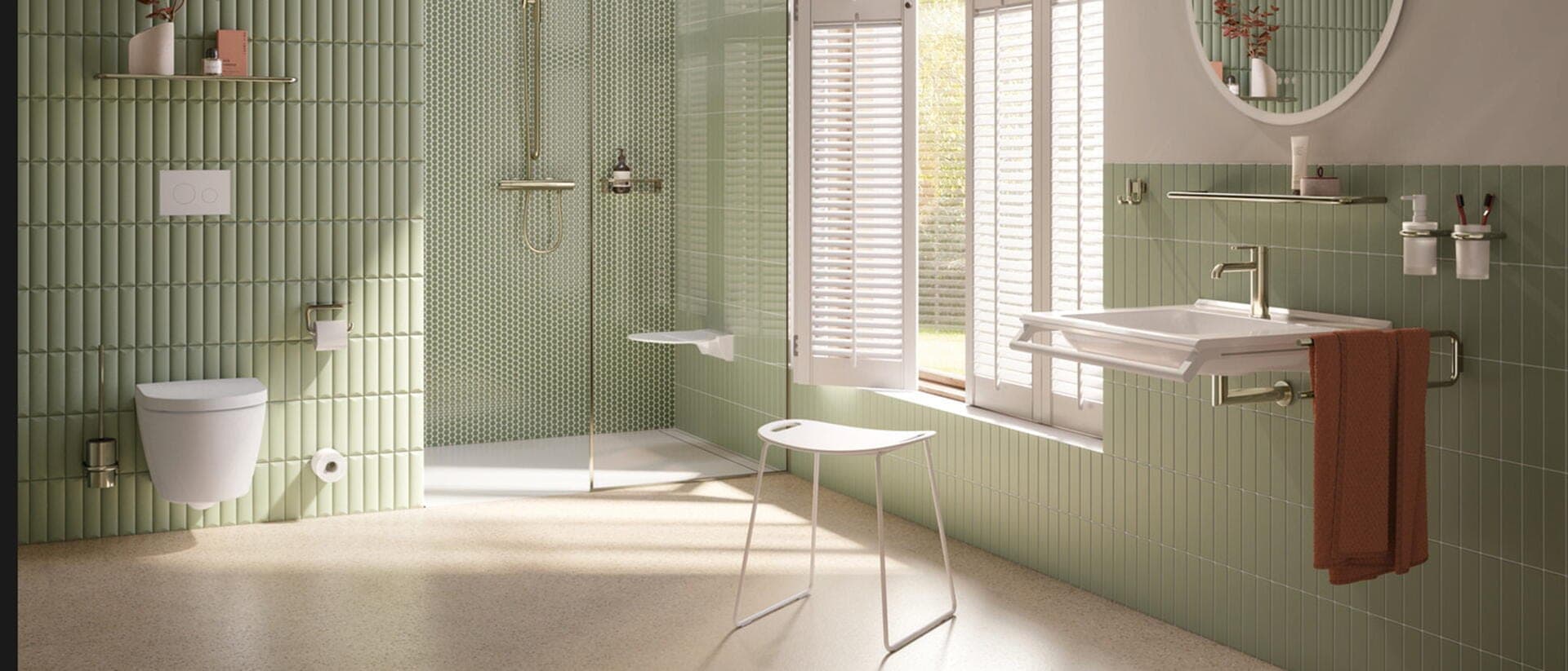 Barrierefreies Bad mit bodengleicher Dusche, Klappsitz und Haltegriffen