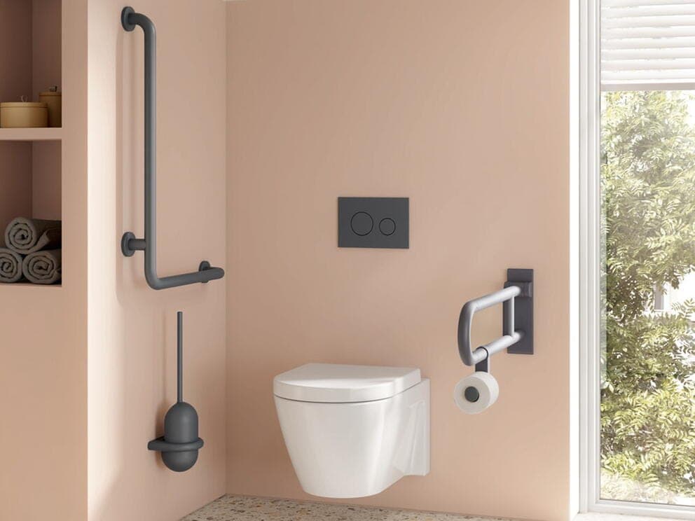Wand-WC mit Stützklappgriff und Haltegriff