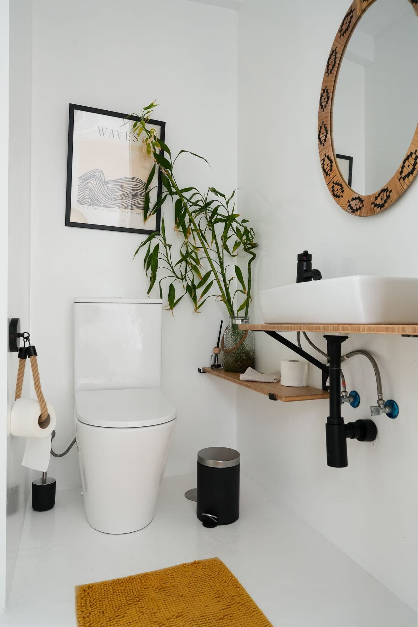 Gäste-WC in Weiß mit Aufsatzwaschbecken und Holzablage