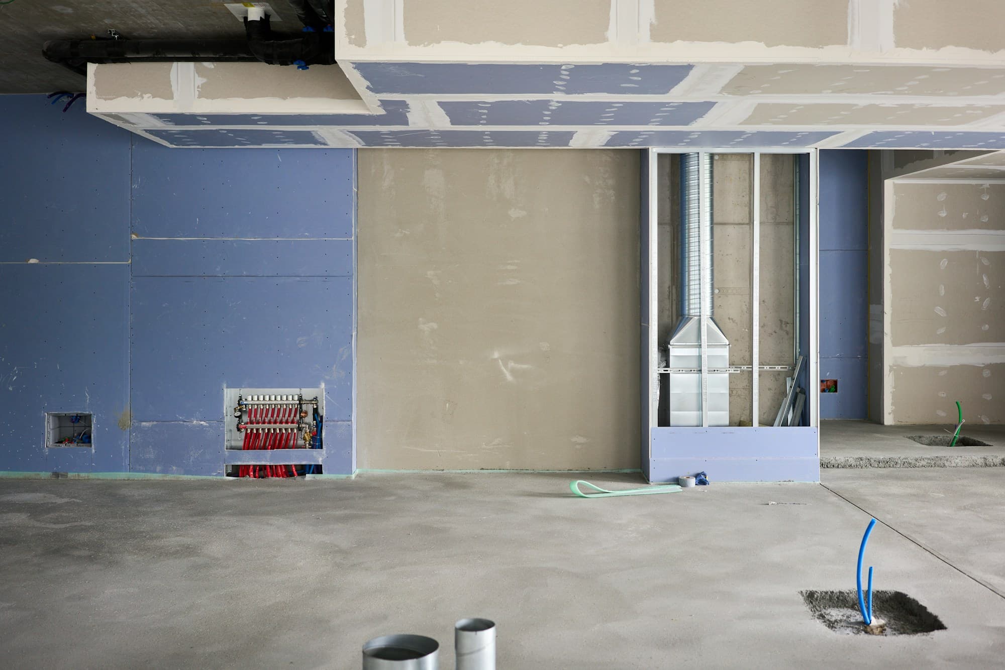 Raum im Innenausbau mit Trockenbauwänden und vorbereiteten Anschlüssen