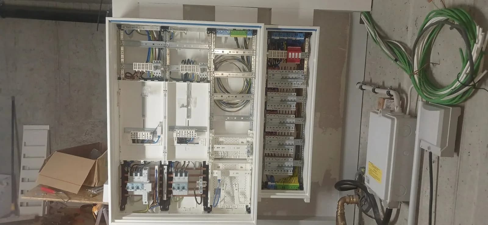 Offene Elektroverteilung mit Leitungen