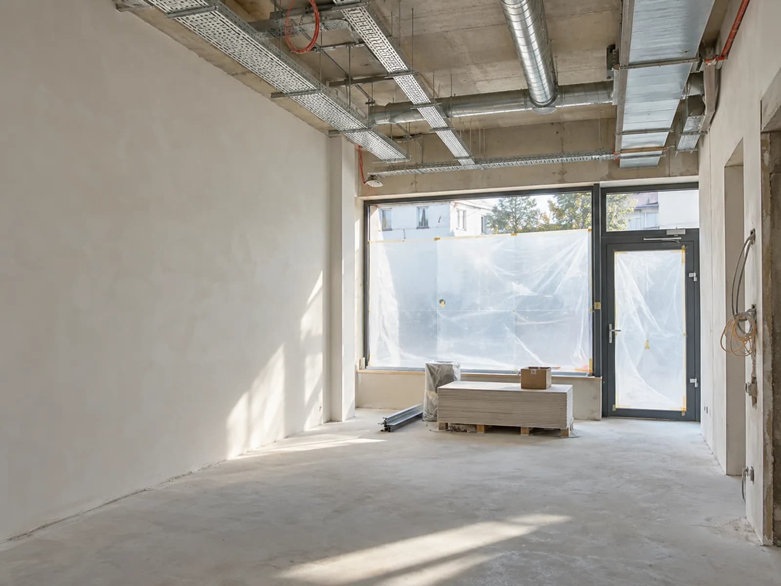 Ladenlokal im Umbau mit neuen Leitungen an der Decke