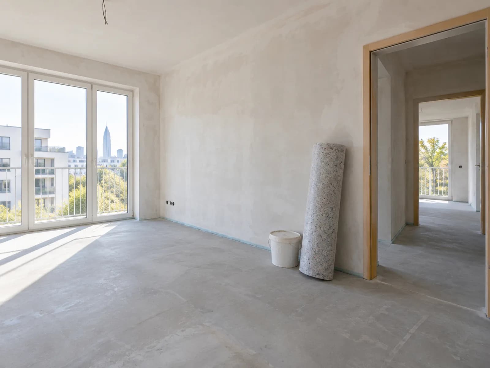Wohnung im Innenausbau mit neuen Wänden und vorbereitetem Boden