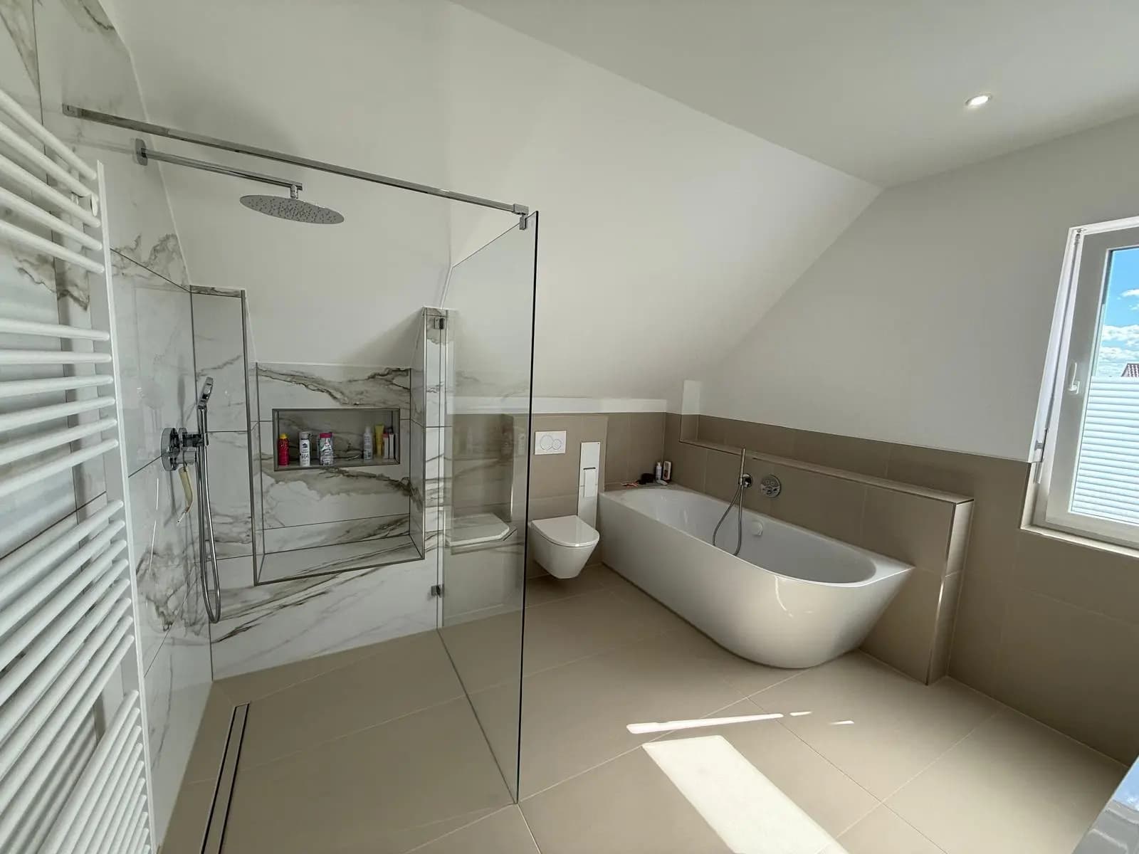 Dachgeschossbad mit Dusche, Badewanne und WC