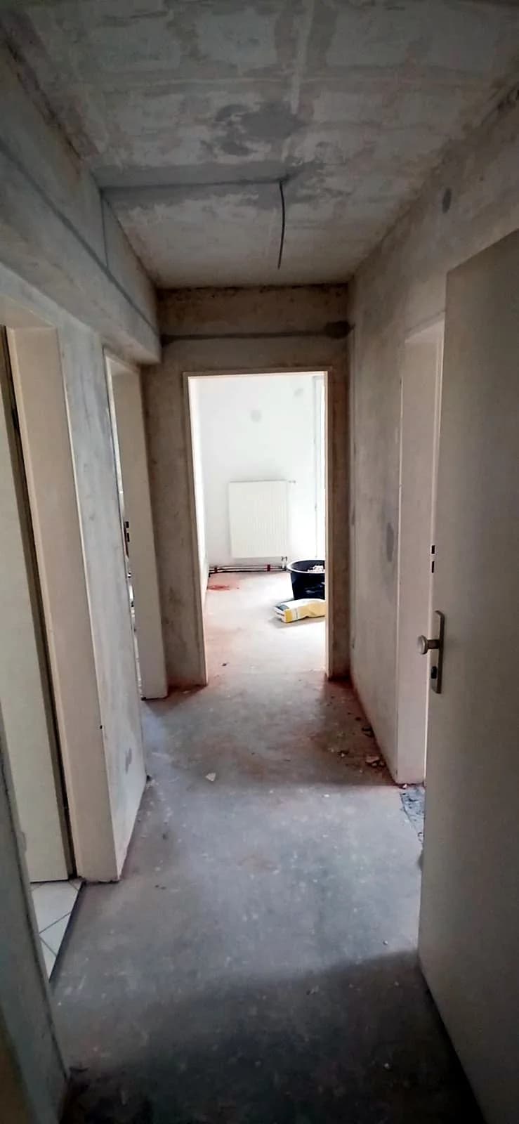 Flur einer Bestandswohnung während des Innenausbaus